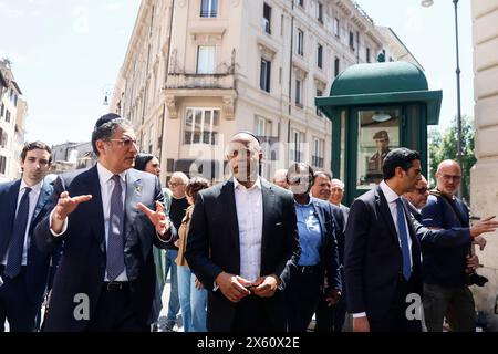 Il Sindaco di New York Eric Adams in visita a Ghetto Ebraico di Roma accompagnato dal presidente della Comunità Ebraica Victor Fadlun è stato accolto prima nella Sinagoga poi è andato a rendere omaggio ad uno striscione con le immagini degli israeliani rapiti - Cronaca - Roma, Italia - Domenica, 12 Maggio 2024 (foto Cecilia Fabiano/LaPresse) le maire de New York Eric Adams visitant le ghetto juif de Rome accompagné du président de la communauté juive Victor Fadlun et du grand rabbin Riccardo Di Segni a d'abord été accueilli dans la synagogue puis est allé rendre hommage à un esprit de bannière Banque D'Images