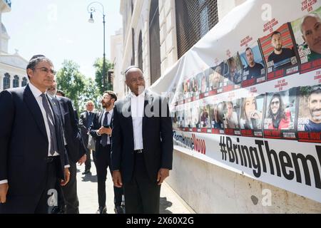 Il Sindaco di New York Eric Adams in visita a Ghetto Ebraico di Roma accompagnato dal presidente della Comunità Ebraica Victor Fadlun è stato accolto prima nella Sinagoga poi è andato a rendere omaggio ad uno striscione con le immagini degli israeliani rapiti - Cronaca - Roma, Italia - Domenica, 12 Maggio 2024 (foto Cecilia Fabiano/LaPresse) le maire de New York Eric Adams visitant le ghetto juif de Rome accompagné du président de la communauté juive Victor Fadlun et du grand rabbin Riccardo Di Segni a d'abord été accueilli dans la synagogue puis est allé rendre hommage à un esprit de bannière Banque D'Images