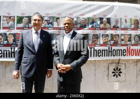 Il Sindaco di New York Eric Adams in visita a Ghetto Ebraico di Roma accompagnato dal presidente della Comunità Ebraica Victor Fadlun è stato accolto prima nella Sinagoga poi è andato a rendere omaggio ad uno striscione con le immagini degli israeliani rapiti - Cronaca - Roma, Italia - Domenica, 12 Maggio 2024 (foto Cecilia Fabiano/LaPresse) le maire de New York Eric Adams visitant le ghetto juif de Rome accompagné du président de la communauté juive Victor Fadlun et du grand rabbin Riccardo Di Segni a d'abord été accueilli dans la synagogue puis est allé rendre hommage à un esprit de bannière Banque D'Images