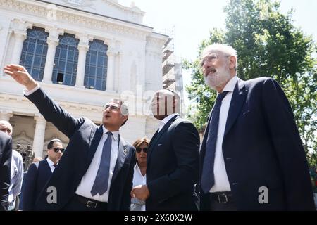 Il Sindaco di New York Eric Adams in visita a Ghetto Ebraico di Roma accompagnato dal presidente della Comunità Ebraica Victor Fadlun è stato accolto prima nella Sinagoga poi è andato a rendere omaggio ad uno striscione con le immagini degli israeliani rapiti - Cronaca - Roma, Italia - Domenica, 12 Maggio 2024 (foto Cecilia Fabiano/LaPresse) le maire de New York Eric Adams visitant le ghetto juif de Rome accompagné du président de la communauté juive Victor Fadlun et du grand rabbin Riccardo Di Segni a d'abord été accueilli dans la synagogue puis est allé rendre hommage à un esprit de bannière Banque D'Images