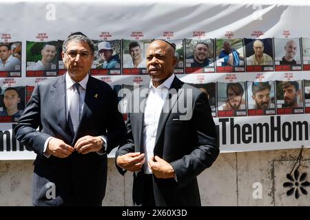 Il Sindaco di New York Eric Adams in visita a Ghetto Ebraico di Roma accompagnato dal presidente della Comunità Ebraica Victor Fadlun è stato accolto prima nella Sinagoga poi è andato a rendere omaggio ad uno striscione con le immagini degli israeliani rapiti - Cronaca - Roma, Italia - Domenica, 12 Maggio 2024 (foto Cecilia Fabiano/LaPresse) le maire de New York Eric Adams visitant le ghetto juif de Rome accompagné du président de la communauté juive Victor Fadlun et du grand rabbin Riccardo Di Segni a d'abord été accueilli dans la synagogue puis est allé rendre hommage à un esprit de bannière Banque D'Images