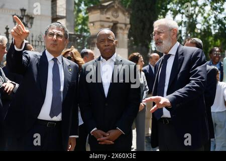 Il Sindaco di New York Eric Adams in visita a Ghetto Ebraico di Roma accompagnato dal presidente della Comunità Ebraica Victor Fadlun è stato accolto prima nella Sinagoga poi è andato a rendere omaggio ad uno striscione con le immagini degli israeliani rapiti - Cronaca - Roma, Italia - Domenica, 12 Maggio 2024 (foto Cecilia Fabiano/LaPresse) le maire de New York Eric Adams visitant le ghetto juif de Rome accompagné du président de la communauté juive Victor Fadlun et du grand rabbin Riccardo Di Segni a d'abord été accueilli dans la synagogue puis est allé rendre hommage à un esprit de bannière Banque D'Images