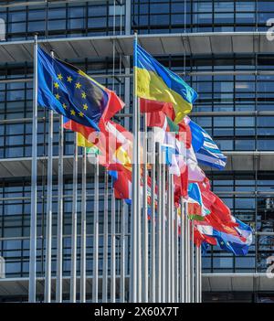 Die Fahnen der eu-Mitgliedslaender wehen vor dem Europaparlament in Strassburg Strasbourg, Frankreich . *** Les drapeaux des etats membres de l'UE flottent devant le Parlement européen à Strasbourg Strasbourg, France Banque D'Images