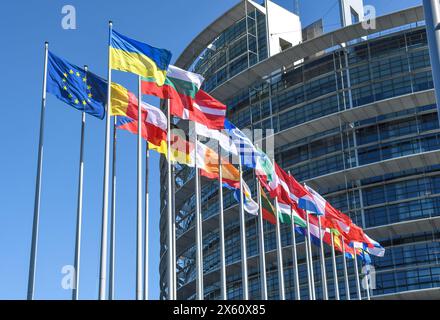 Die Fahnen der eu-Mitgliedslaender wehen vor dem vor Europaparlament in Strassburg Strasbourg, Frankreich, *** les drapeaux des états membres de l'UE flottent devant le Parlement européen à Strasbourg, France, Banque D'Images