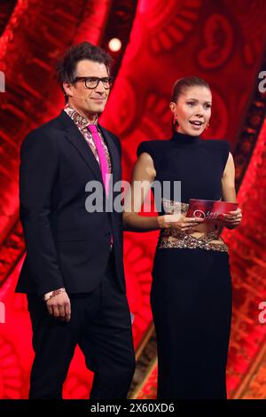Modérateur Daniel Hartwich und Moderatorin Victoria Swarovski in der zehnten Live-Show BEI der 17. Staffel der RTL-Tanzshow Let s Dance in den Kulissen des musical Moulin Rouge im musical Dome. Köln, 10.05.2024 NRW Deutschland *** animateur Daniel Hartwich et présentatrice Victoria Swarovski dans le dixième spectacle live de la 17e saison du spectacle RTL dansons sur le plateau de la comédie musicale Moulin Rouge dans le Dôme musical Cologne, 10 05 2024 NRW Allemagne Copyright : xChristophxHardtx Banque D'Images