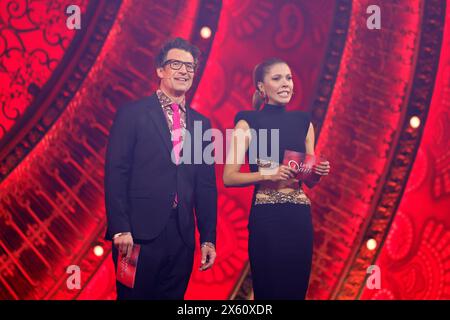 Modérateur Daniel Hartwich und Moderatorin Victoria Swarovski in der zehnten Live-Show BEI der 17. Staffel der RTL-Tanzshow Let s Dance in den Kulissen des musical Moulin Rouge im musical Dome. Köln, 10.05.2024 NRW Deutschland *** animateur Daniel Hartwich et présentatrice Victoria Swarovski dans le dixième spectacle live de la 17e saison du spectacle RTL dansons sur le plateau de la comédie musicale Moulin Rouge dans le Dôme musical Cologne, 10 05 2024 NRW Allemagne Copyright : xChristophxHardtx Banque D'Images