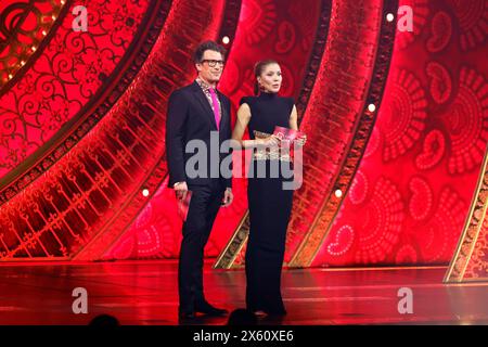 Modérateur Daniel Hartwich und Moderatorin Victoria Swarovski in der zehnten Live-Show BEI der 17. Staffel der RTL-Tanzshow Let s Dance in den Kulissen des musical Moulin Rouge im musical Dome. Köln, 10.05.2024 NRW Deutschland *** animateur Daniel Hartwich et présentatrice Victoria Swarovski dans le dixième spectacle live de la 17e saison du spectacle RTL dansons sur le plateau de la comédie musicale Moulin Rouge dans le Dôme musical Cologne, 10 05 2024 NRW Allemagne Copyright : xChristophxHardtx Banque D'Images