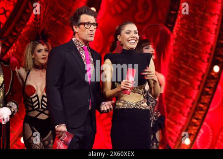 Modérateur Daniel Hartwich und Moderatorin Victoria Swarovski in der zehnten Live-Show BEI der 17. Staffel der RTL-Tanzshow Let s Dance in den Kulissen des musical Moulin Rouge im musical Dome. Köln, 10.05.2024 NRW Deutschland *** animateur Daniel Hartwich et présentatrice Victoria Swarovski dans le dixième spectacle live de la 17e saison du spectacle RTL dansons sur le plateau de la comédie musicale Moulin Rouge dans le Dôme musical Cologne, 10 05 2024 NRW Allemagne Copyright : xChristophxHardtx Banque D'Images