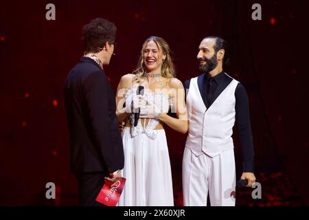 Modérateur Daniel Hartwich, Tänzer Massimio Sinato und Sängerin Lulu Lewe in der zehnten Live-Show BEI der 17. Staffel der RTL-Tanzshow Let s Dance in den Kulissen des musical Moulin Rouge im musical Dome. Köln, 10.05.2024 NRW Deutschland *** présentateur Daniel Hartwich, danseuse Massimio Sinato et chanteuse Lulu Lewe dans le dixième spectacle live de la 17e saison du spectacle RTL dansons sur le plateau de la comédie musicale Moulin Rouge dans le Dôme musical de Cologne, 10 05 2024 NRW Allemagne Copyright : xChristophxHardtx Banque D'Images