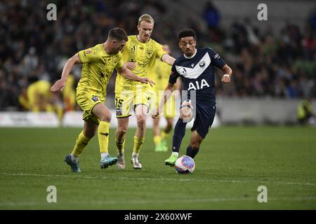 MELBOURNE, AUSTRALIE. 12 mai 2024. Sur la photo : Ben Folami (11) de Melbourne Victory (à droite) dribble la balle devant le milieu de terrain de Wellington Phoenix Tim Payne (6) (à gauche) et le milieu de terrain de Wellington Phoenix Nicholas Pennington (15) lors de la demi-finale de Melbourne Victory FC contre Wellington Phoenix FC à l'AAMI Park de Melbourne. Crédit : Karl Phillipson/Alamy Live News Banque D'Images