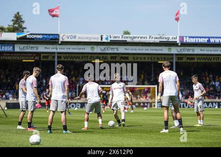 DEVENTER - échauffement des joueurs de l'AZ lors du match néerlandais Eredivisie entre Go Ahead Eagles et AZ Alkmaar à de Adelaarshorst le 12 mai 2024 à Deventer, aux pays-Bas. ANP ED VAN DE POL Banque D'Images