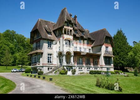 Une vue du Château du GUE aux Biches à Bagnoles de l'One, Nord Ouest de la France, Europe au printemps 2024 Banque D'Images