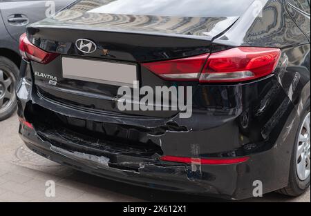Kiev, Ukraine - 12.05.2024. Hyundai Elantra noire après un accident. vue arrière du pare-chocs arrière écrasé Banque D'Images