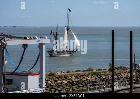 Bootssport am Atlantik. Ein antikes Segelboot, ein Zweimaster, Hat soeben den Jachthafen von Pornic verlassen. IM Vordergrund sind Bestandteile des Hafens zu sehen. Pornic Loire-Atlantique Frankreich *** canotage sur l'Atlantique un voilier antique, un deux-maître, vient de quitter la marina de Pornic au premier plan, vous pouvez voir des parties du port Pornic Loire Atlantique France Banque D'Images