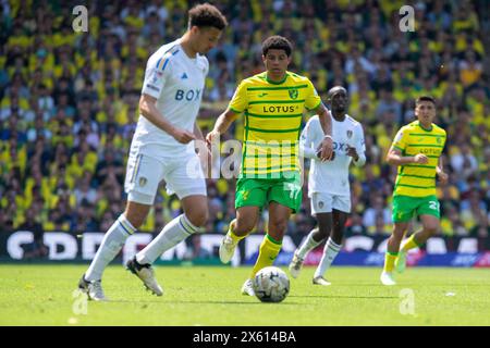 Carrow Road, Norwich le dimanche 12 mai 2024. Gabriel Sara de Norwich City met la pression sur Ethan Ampadu de Leeds United lors du match de demi finale 1st Leg entre Norwich City et Leeds United à Carrow Road, Norwich le dimanche 12 mai 2024. (Photo : David Watts | mi News) crédit : MI News & Sport /Alamy Live News Banque D'Images