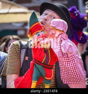 Londres, Royaume-Uni. 12 mai 2024. Les marionnettistes de tout le pays se rassemblent pour le festival annuel de mai Fayre and Puppet. Il se déroule dans les jardins de l'église St Paul (également appelée église de l'acteur), Covent Garden et comprend un service religieux, une procession, des spectacles de Punch et Judy, des ateliers, des stands et des divertissements en famille. Crédit : Imageplotter/Alamy Live News Banque D'Images