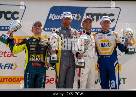 Longfield, Angleterre, Royaume-Uni. 12 mai 2024. Colin Turkington vainqueur avec Josh Cook 66 et Ash Sutton 1 podium avec Aron Taylor-Smith Independant Winner Round 4 Brands Hatch Indy lors du BTCC British Touring car Championship à Brands Hatch Indy, Longfield, Angleterre le 12 mai 2024. Photo de Chris Williams. Utilisation éditoriale uniquement, licence requise pour une utilisation commerciale. Aucune utilisation dans les Paris, les jeux ou les publications d'un club/ligue/joueur. Crédit : UK Sports pics Ltd/Alamy Live News crédit : UK Sports pics Ltd/Alamy Live News Banque D'Images