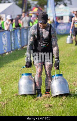 Brentwood Essex 12 mai 2024 Nuclear Rush Weekend avec la course Nuclear Fit course 2K puis obstacle puis une autre course 2K puis le prochain obstacle et ce sont des obstacles vraiment difficiles et sur une échelle de temps et vous avez quelques-uns des coureurs d'élite en compétition les uns avec les autres crédit: Richard Lincoln/Alamy Live News Banque D'Images