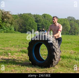 Brentwood Essex 12 mai 2024 Nuclear Rush Weekend avec la course Nuclear Fit course 2K puis obstacle puis une autre course 2K puis le prochain obstacle et ce sont des obstacles vraiment difficiles et sur une échelle de temps et vous avez quelques-uns des coureurs d'élite en compétition les uns avec les autres crédit: Richard Lincoln/Alamy Live News Banque D'Images