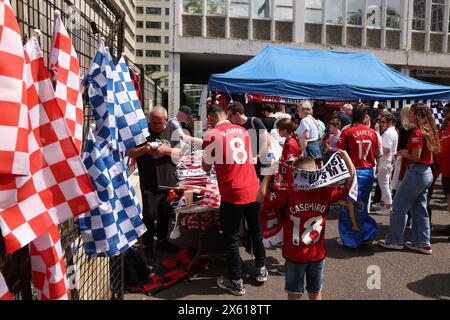 Londres, Royaume-Uni. 12 mai 2024. Les fans achètent de la marchandise avant le match de la FA Cup féminine au stade de Wembley, à Londres. Le crédit photo devrait se lire : Paul Terry/Sportimage crédit : Sportimage Ltd/Alamy Live News Banque D'Images