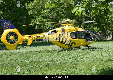 Berlin, Deutschland 12. Mai 2024 : Einsatz des ADAC-Rettungshubschraubers Christoph 31 à Berlin, Am Boden *** Berlin, Allemagne 12 mai 2024 exploitation de l'hélicoptère de sauvetage ADAC Christoph 31 à Berlin, au sol Copyright : xFotostandx/xReuhlx Banque D'Images