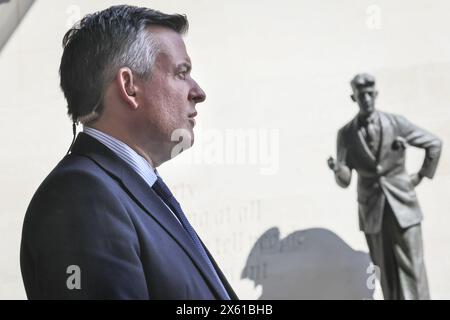 Londres, Royaume-Uni. 12 mai 2024. Jonathan Ashworth, député du Parti travailliste, Shadow Paymaster General, ici avec la statue de George Orwell. Ashworth est vu à la BBC pour les émissions du dimanche matin. Crédit : Imageplotter/Alamy Live News Banque D'Images