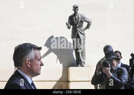 Londres, Royaume-Uni. 12 mai 2024. Jonathan Ashworth, député du Parti travailliste, Shadow Paymaster General, ici avec la statue de George Orwell. Ashworth est vu à la BBC pour les émissions du dimanche matin. Crédit : Imageplotter/Alamy Live News Banque D'Images