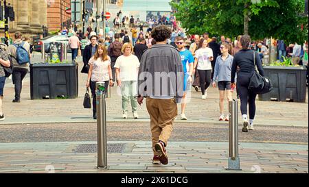 Glasgow, Écosse, Royaume-Uni. 12 mai 2024 : Météo britannique : ensoleillé pour les habitants et les touristes dans le centre de la ville alors que les températures montent aux niveaux estivaux. Crédit Gerard Ferry/Alamy Live News Banque D'Images