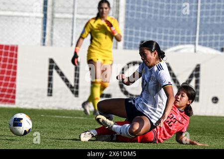Bali, Indonésie. 12 mai 2024. Han Gukhee (à droite) de Corée du Sud affronte Aiselyn Sia des Philippines lors du match du Groupe A de la Coupe d'Asie féminine U-17 2024 entre la Corée du Sud et les Philippines au Bali United Training Center à Bali, Indonésie, le 12 mai 2024. Crédit : Agung Kuncahya B./Xinhua/Alamy Live News Banque D'Images