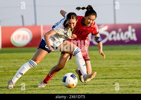 Bali, Indonésie. 12 mai 2024. Won Jueun (R) de Corée du Sud affronte Francesca Alberto des Philippines lors du match du Groupe A de la Coupe d'Asie féminine U-17 2024 entre la Corée du Sud et les Philippines au Bali United Training Center à Bali, Indonésie, le 12 mai 2024. Crédit : Agung Kuncahya B./Xinhua/Alamy Live News Banque D'Images