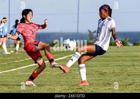 Bali, Indonésie. 12 mai 2024. Ryoo Jihae (G) de Corée du Sud affronte Nina Mathelus des Philippines lors du match du Groupe A de la Coupe d'Asie féminine U-17 2024 entre la Corée du Sud et les Philippines au Bali United Training Center à Bali, Indonésie, le 12 mai 2024. Crédit : Agung Kuncahya B./Xinhua/Alamy Live News Banque D'Images