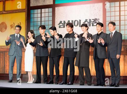 Yoo Jae-Myung, Tiffany Young (Girls' Generation), Seo Hyun-Woo, Byun Yo-Han, Song Kang-Ho, Jin Ki-Joo, OH Seung-Hoon et Joo Jin-Mo, 8 mai 2024 : les acteurs (G-d) Yoo Jae-Myung, Tiffany Young, Seo Hyun-Woo, Byun Yo-Han, Song Kang-Ho, Jin Ki-Joo, Oh Seung-Hoon et Joo Jin-Mo posent lors d'une conférence de presse de la série originale Disney 'oncle Samsik' à Séoul, en Corée du Sud. Le drame de la période à venir raconte l'histoire de la Corée d'après-guerre dans les années 1960, où le rêve ultime est de faire de la Corée un pays industrialisé où les gens peuvent avoir trois repas appropriés chaque jour. La série sera présentée en avant-première w Banque D'Images