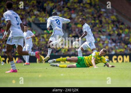 Carrow Road, Norwich le dimanche 12 mai 2024. Ben Gibson, de Norwich City, met un tacle à toboggan sur Glen Kamara, de Leeds United, lors du match de demi-finale 1st Leg entre Norwich City et Leeds United à Carrow Road, Norwich le dimanche 12 mai 2024. (Photo : David Watts | mi News) crédit : MI News & Sport /Alamy Live News Banque D'Images