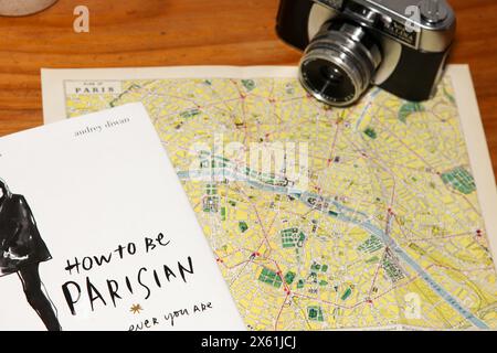 Réservez Comment être parisien, où que vous soyez. Par Sophie Mas, Audrey Diwan, Caroline de Maigret, Anne Berest. Thème sur la carte de Paris avec appareil photo vintage Banque D'Images