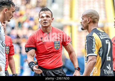 Sao Paulo, Sao Paulo, Brésil. 11 mai 2024. Manaus (AM), 11/05/2024 - CHAMPIONNAT/SÉRIE B/AMAZONAS/SANTOS - L'arbitre Caio Max Augusto Vieira (RN) tire au sort pour déterminer la possession du ballon et le côté du terrain avant le match entre Amazonas FC et Santos, valable pour la 4ème manche du Championnat brésilien série B 2024, qui se tient à l'Arena Amazonia, a Manaus, ce samedi après-midi (11) (crédit image : © Pedro Paulo Diaz/TheNEWS2 via ZUMA Press Wire) USAGE ÉDITORIAL SEULEMENT! Non destiné à UN USAGE commercial ! Banque D'Images