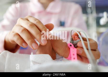 Pékin, province chinoise du Jiangsu. 12 mai 2024. Une infirmière travaille à l'unité de soins intensifs néonatals (USIN) dans un hôpital de la ville de Suqian, dans la province du Jiangsu, dans l'est de la Chine, le 12 mai 2024. Dimanche marquait la 113e Journée internationale des infirmières. Crédit : Xu Changliang/Xinhua/Alamy Live News Banque D'Images