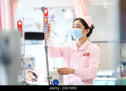 Pékin, province chinoise du Jiangsu. 12 mai 2024. Une infirmière travaille dans un hôpital de santé maternelle et infantile dans la ville de Huai'an, dans la province du Jiangsu, dans l'est de la Chine, le 12 mai 2024. Dimanche marquait la 113e Journée internationale des infirmières. Crédit : Zhao Qirui/Xinhua/Alamy Live News Banque D'Images