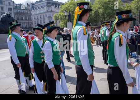 Les danseurs de Westminster Morris se produisent à Trafalgar Square le jour annuel de la danse. Banque D'Images