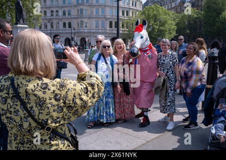 Les danseurs de Westminster Morris se produisent à Trafalgar Square le jour annuel de la danse. Banque D'Images