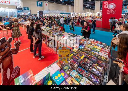 Turin, Italie - 2024 mai 10 : Foire internationale du livre de Turin (36ème édition) au centre de foire de Lingotto, vue du pavillon avec des visiteurs parmi les stands d'exhib Banque D'Images