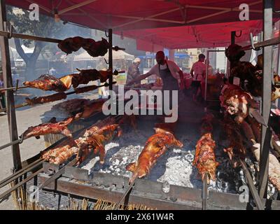 Sassari, Sardaigne, Italie. Barbecue mixte au festival Cavalcata Sarda Banque D'Images