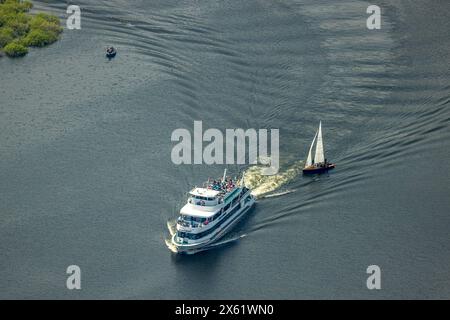 Luftbild, Ausflugsschiff Rursee, Gäste auf dem Oberdeck, Segelboot, Nationalpark Eifel, Hasenfeld, Heimbach, Nordrhein-Westfalen, Deutschland ACHTUNGxMINDESTHONORARx60xEURO *** vue aérienne, bateau d'excursion Rursee, invités sur le pont supérieur, bateau à voile, Eifel National Park, Hasenfeld, Heimbach, Rhénanie du Nord-Westphalie, Allemagne ACHTUNGxMINDESTHONORARx60xEURO Banque D'Images