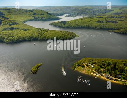 Luftbild, Rursee Rurtalsperre und Ausflugsschiff Rursee mit Segelbooten, Halbinsel Sunny Beach Rursee, Ponton Bootssteg / Schwimmsteg Rursee, kleine Insel mit Kajakfahrer, Fernsicht zum Ortsteil Woffelsbach, Nationalpark Eifel, Schmidt, Nideggen, Nordrhein-Westfalen, Deutschland ACHTUNGxMINDESTHONORARx60xEURO *** vue aérienne, Rursee Rurtalsperre et bateau d'excursion Rursee avec voiliers, péninsule Sunny Beach Rursee, ponton jetée Rursee, petite île avec kayak, vue lointaine sur le quartier Woffelsbach, Parc National Eifel, Schmidt, Nideggen, Rhénanie du Nord-Westphalie, Allemagne ATTENTIONxMIN Banque D'Images