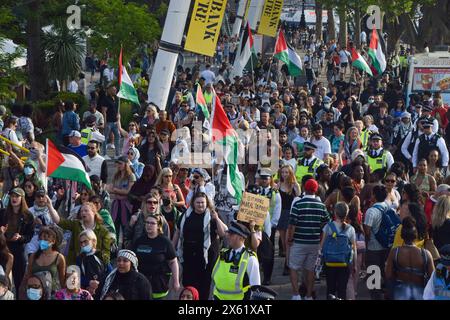 Londres, Royaume-Uni. 11 mai 2024. Les manifestants défilent avec des drapeaux palestiniens près du centre Southbank pendant la manifestation. Des manifestants pro-palestiniens ont défilé et bloqué le pont de Waterloo alors qu'Israël poursuit ses attaques contre Gaza. Crédit : SOPA images Limited/Alamy Live News Banque D'Images