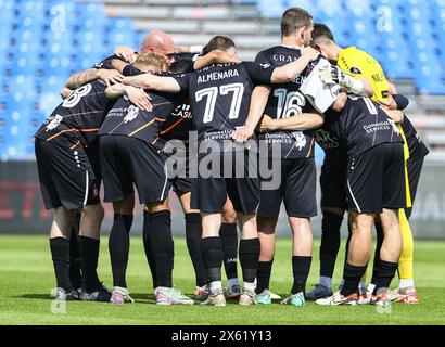 Deinze, Belgique. 12 mai 2024. Les joueurs de Deinze en photo avant un match de football entre KMSK Deinze et Lommel SK, dimanche 12 mai 2024 à Deinze, deuxième étape de la demi-finale de la promotion à l'issue de la deuxième division 'Challenger Pro League' 2023-2024 du championnat belge. BELGA PHOTO DAVID PINTENS crédit : Belga News Agency/Alamy Live News Banque D'Images