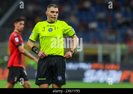 Milan, Italie. 11 mai 2024. L'arbitre Simone Sozza a vu lors du match de football Serie A 2023/24 entre l'AC Milan et Cagliari Calcio au stade San Siro. Score final ; Milan 5:1 Cagliari. (Photo de Fabrizio Carabelli/SOPA images/Sipa USA) crédit : Sipa USA/Alamy Live News Banque D'Images