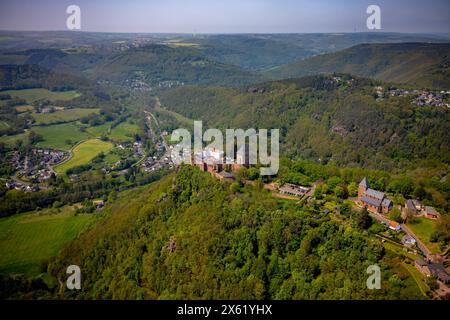 Luftbild, Renovierungsarbeiten an der ruine der Burg Nideggen im Waldgebiet mit Fluss Rur, Höhenburg und Wahrzeichen der Nordeifel im Naturpark Hohes Venn-Eifel, kath. Kirche Johannes Baptist, Hügel und Täler, Nideggen, Nordrhein-Westfalen, Deutschland ACHTUNGxMINDESTHONORARx60xEURO *** vue aérienne, travaux de rénovation sur les ruines du château de Nideggen dans la zone forestière avec la rivière Rur, château perché et monument de l'Eifel Nord dans le parc naturel Hohes Venn Eifel, église catholique Jean-Baptiste, collines et vallées, Nideggen, Rhénanie du Nord-Westphalie, Allemagne ATTENTIONxMINDESTHONORARx6 Banque D'Images