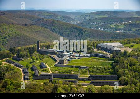 Luftbild, Vogelsang IP Gebäudekomplex und historisches Museum auf dem Berg Erpenscheid, unter Denkmalschutz stehende ehemalige NS-Ordensburg Vogelsang, Waldgebiet Nordeifel Nationalpark Eifel, Fernsicht Hügel und Täler, Morsbach, Schleiden, Nordrhein-Westfalen, Deutschland ACHTUNGxMINDESTHONORARx60xEURO *** vue aérienne Vogelid, Vogelburg, Ordensid, Vogelsbach, Ordensid, Ordensid, Vogelsang, Vogelsbach, historique du complexe historique zone forestière Parc National du Nord Eifel Eifel, vue lointaine collines et vallées, Morsbach, Schleiden, Rhénanie du Nord-Westphalie, Allemagne ATTENTIONxMINDESTHONORARx60x Banque D'Images