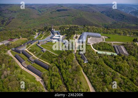 Luftbild, Vogelsang IP Gebäudekomplex und historisches Museum auf dem Berg Erpenscheid, unter Denkmalschutz stehende ehemalige NS-Ordensburg Vogelsang, Waldgebiet Nordeifel Nationalpark Eifel, Fernsicht Hügel und Täler, Morsbach, Schleiden, Nordrhein-Westfalen, Deutschland ACHTUNGxMINDESTHONORARx60xEURO *** vue aérienne Vogelid, Vogelburg, Ordensid, Vogelsbach, Ordensid, Ordensid, Vogelsang, Vogelsbach, historique du complexe historique zone forestière Parc National du Nord Eifel Eifel, vue lointaine collines et vallées, Morsbach, Schleiden, Rhénanie du Nord-Westphalie, Allemagne ATTENTIONxMINDESTHONORARx60x Banque D'Images