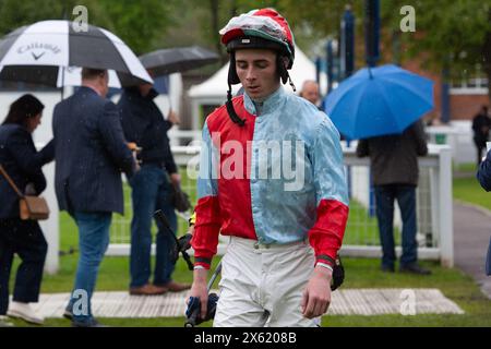 Windsor, Berkshire, Royaume-Uni. 6 mai 2024. La jockey Rossa Ryan se dirige vers le Parade Ring pour participer au Mick and Joan COE Memorial handicap Stakes à l’hippodrome Royal Windsor au Family Fun Raceday lundi, jour férié Banque D'Images